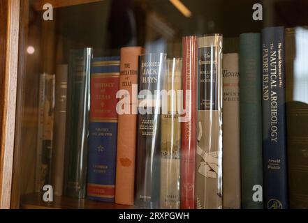 Des livres sur l'histoire du Texas et des Texans intéressants ornent des étagères dans un salon au Texas Governor's Mansion à Austin le 21 septembre 2023. La maison détient de nombreuses antiquités et artefacts de diverses périodes de l'histoire du Texas. ©Bob Daemmrich Banque D'Images