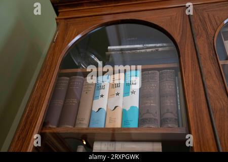 Des livres sur l'histoire du Texas et des Texans intéressants ornent des étagères dans un salon au Texas Governor's Mansion à Austin le 21 septembre 2023. La maison détient de nombreuses antiquités et artefacts de diverses périodes de l'histoire du Texas. ©Bob Daemmrich Banque D'Images