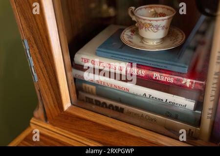 Des livres sur l'histoire du Texas et des Texans intéressants ornent des étagères dans un salon au Texas Governor's Mansion à Austin le 21 septembre 2023. La maison détient de nombreuses antiquités et artefacts de diverses périodes de l'histoire du Texas. ©Bob Daemmrich Banque D'Images