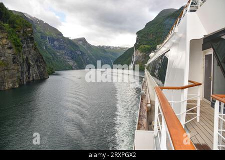 La Norvège est un pays scandinave qui comprend des montagnes, des glaciers et des fjords côtiers profonds. Oslo, la capitale, est une ville d'espaces verts et de musées. Banque D'Images