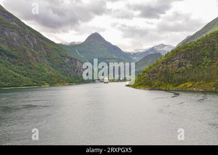 La Norvège est un pays scandinave qui comprend des montagnes, des glaciers et des fjords côtiers profonds. Oslo, la capitale, est une ville d'espaces verts et de musées. Banque D'Images