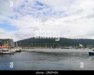 La Norvège est un pays scandinave qui comprend des montagnes, des glaciers et des fjords côtiers profonds. Oslo, la capitale, est une ville d'espaces verts et de musées. Banque D'Images