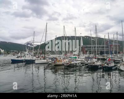 La Norvège est un pays scandinave qui comprend des montagnes, des glaciers et des fjords côtiers profonds. Oslo, la capitale, est une ville d'espaces verts et de musées. Banque D'Images