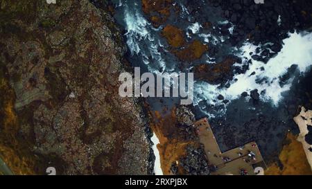 Oxarafoss cascade drone sho, majestueuse cascade islandaise qui descend des collines. Beau paysage avec ruisseau de rivière courant des falaises en islande. Ralenti. Banque D'Images