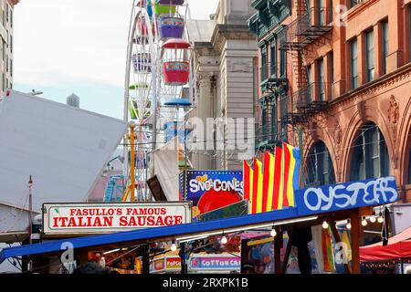 Manèges, jeux de carnaval, saucisses et poivrons italiens, huîtres, et plus encore à la foire de rue San Gennaro Feast à Little Italy, New York. Banque D'Images