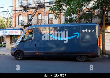 Une camionnette de livraison électrique Amazon Rivière dans une rue de New York. Banque D'Images