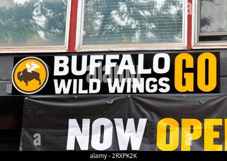 Signalisation pour un Buffalo Wild Wings GO, une version à emporter de restauration rapide du bar des sports, dans un emplacement de New York. Banque D'Images
