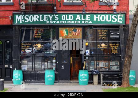 McSorley's Old Ale House, 15 E 7th St, New York. Photo de la vitrine de New York d'un bar irlandais aux allures d'histoire dans le quartier East Village de Manhattan. Banque D'Images