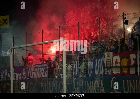 Grödig, Österreich 26. 2023 septembre : coupe ÖFB 2. Runde - 2023/2024 - Autriche Salzbourg vs RB Salzbourg im Bild : Autriche Salzbourg fans zünden Bengalos Banque D'Images