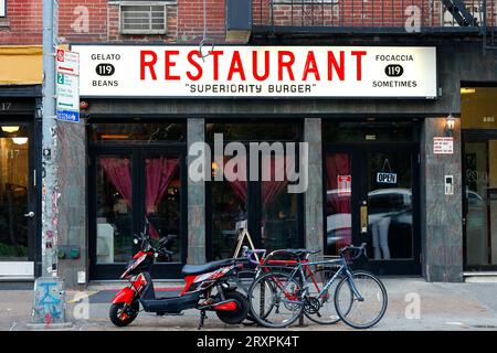 Supériorité Burger, 119 Avenue A, New York. Photo d'un hamburger végétarien dans East Village de Manhattan en façade de New York. Banque D'Images