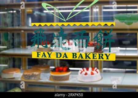 Signalisation pour Fay Da Bakery 飛達西餅 sur la fenêtre de l'une de leurs boulangeries à Manhattan Chinatown, New York. Banque D'Images