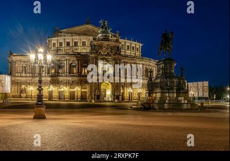 Semperoper dans la vieille ville de Dresde la nuit, Saxe, Allemagne avec le monument équestre du roi Johann au premier plan Banque D'Images