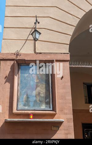 Sanctuaire votif décoré de fresques de la Vierge Marie avec les Saints enfants sur une arcade à Strada Luigi Carlo Farini, centre historique de Parme, Emilie-Romagne Banque D'Images