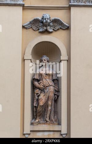 Détail de la façade de l'église de Saint Bartolomeo avec une statue de Sainte Sabine dans une niche, Parme, Emilie-Romagne, Italie Banque D'Images