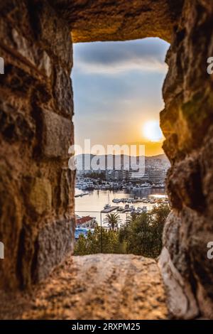 Vue de nuit des fenêtres d'Imaret à Kavala ville principal port touristique de la Grèce orientale de Macédoine, réflexion de l'eau, couleurs de coucher de soleil Banque D'Images