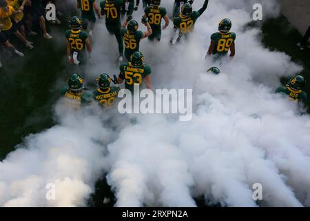 Useptembre 23 2023 : les joueurs des Baylor Bears courent sur le terrain avant le match de football NCAA entre les Texas Longhorns et les Baylor Bears au McLane Stadium de Waco, Texas. Matthew Lynch/CSM Banque D'Images