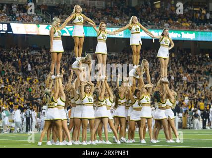 Waco, Texas, États-Unis. 23 septembre 2023. Baylor Bears Cheerleaders lors de la 2e moitié du match de football de la NCAA entre les Texas Longhorns et les Baylor Bears au McLane Stadium de Waco, Texas. Matthew Lynch/CSM/Alamy Live News Banque D'Images