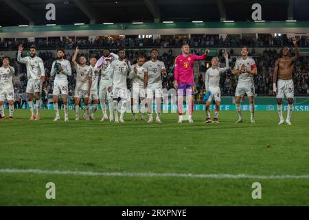 DFB Pokal - SC Preußen Münster - FC Bayern München am 26.09.2023 im Preußenstadion in Münster Jubel über den Sieg BEI der Mannschaft von Bayern München, u.a. mit Arijon Ibrahimovic (Muenchen), Eric Maxim Choupo-Moting (Muenchen), Noussair Mazraoui (Muenchen), Bouna Sarr (Muenchen), Leroy Sane (Muenchen), Comenchen) Torwart Daniel Peretz (Muenchen), Frans Krätzig/Kraetzig (Muenchen), Leon Goretzka (Muenchen), Mathys tel (Muenchen) Foto : osnapix les règlements DFB interdisent toute utilisation de photographies comme séquences d'images et/ou quasi-vidéo Banque D'Images