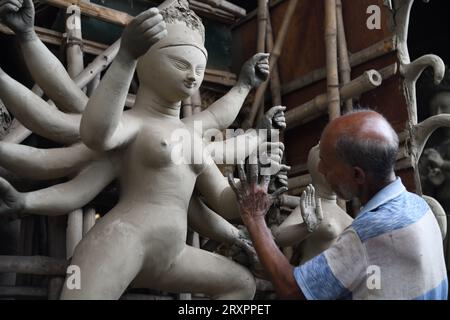 Howrah, Inde. 26 septembre 2023. 26 septembre 2023, Howrah, Inde : idole d'argile de la déesse hindoue Durga en préparation avant la Durga Puja annuelle de plusieurs jours, qui est prévue du vendredi 20 octobre au mardi 24 octobre 2023. La déesse Durga est associée à la protection, la force, la maternité, la destruction et les guerres dans la mythologie hindoue. Le 26 septembre 2023 à Howrah City, Inde. (Photo Biswarup Ganguly/Eyepix Group/Sipa USA) crédit : SIPA USA/Alamy Live News Banque D'Images