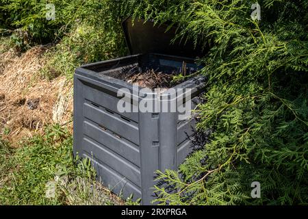 Bac à compost dans le jardin Banque D'Images