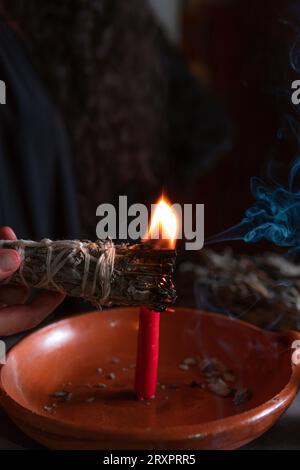Allumer un encens, , sorcière à la veille de la veille de tous les saints exécutant un rituel de nettoyage, Halloween, croyances spirituelles, magie blanche Banque D'Images