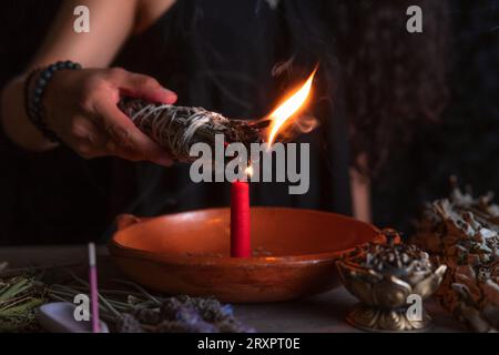 Allumer un encens, , sorcière à la veille de la veille de tous les saints exécutant un rituel de nettoyage, Halloween, croyances spirituelles, magie blanche Banque D'Images