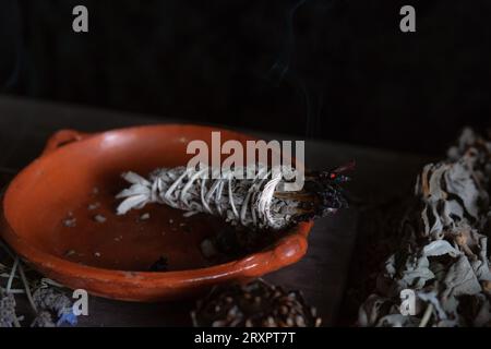 Allumer un encens, , sorcière à la veille de la veille de tous les saints exécutant un rituel de nettoyage, Halloween, croyances spirituelles, magie blanche Banque D'Images