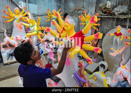 Sylhet, Bangladesh. 23 septembre 2023. Un artiste idole travaillant sur la peinture de structures d'une Déité hindoue en préparation pour le prochain Festival Durga Puja 2023. Durga Puja est l'un des plus grands festivals de la religion hindoue du Bangladesh et est également célébré dans les régions du Bengale occidental, Odisha, Tripura, Assam et Bihar avec le Bangladesh. Cette année, elle sera célébrée du vendredi 20 octobre 2023 au mardi 24 octobre 2023. le 23 septembre 2023, Sylhet (Bangladesh) (photo de MD Rafayat Haque Khan/Eyepix Group/Sipa USA) crédit : SIPA USA/Alamy Live News Banque D'Images