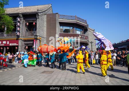 Tianjin, Chine - 30 avril 2023 : représentation d'art populaire traditionnel chinois dans une rue ancienne de la ville. Banque D'Images