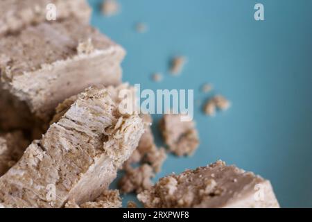 Tranches de halva de tournesol gros plan sur une assiette bleue. Banque D'Images