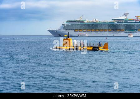 Avalon, CA, USA - 13 septembre 2023 : un semi-sous-marin flotte dans l'eau avec Royal Caribbean, navigateur des mers, navire de croisière en arrière-plan Banque D'Images