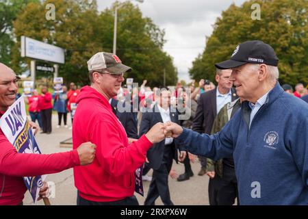 Belleville, États-Unis. 26 septembre 2023. Le président américain Joe Biden, à droite, frappe les travailleurs syndiqués lorsqu'il s'est joint à la ligne de piquetage des travailleurs Unis de l'automobile à l'extérieur du centre de distribution Willow Run de GM, le 26 septembre 2023, à Belleville, au Michigan. Biden est le premier président en exercice à se joindre à une ligne de piquetage pour soutenir les travailleurs syndiqués. Crédit : Adam Schultz/White House photo/Alamy Live News Banque D'Images