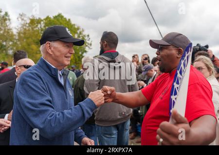 Belleville, États-Unis. 26 septembre 2023. Le président américain Joe Biden, à gauche, secoue les travailleurs syndiqués alors qu'il se joint à la ligne de piquetage des travailleurs Unis de l'automobile devant le centre de distribution Willow Run de GM, le 26 septembre 2023, à Belleville, au Michigan. Biden est le premier président en exercice à se joindre à une ligne de piquetage pour soutenir les travailleurs syndiqués. Crédit : Adam Schultz/White House photo/Alamy Live News Banque D'Images