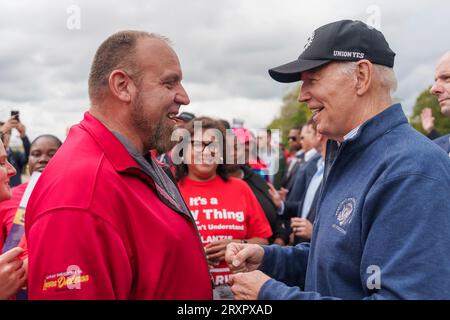 Belleville, États-Unis. 26 septembre 2023. Le président américain Joe Biden, à droite, s'entretient avec des travailleurs syndiqués alors qu'il se joint à la ligne de piquetage des travailleurs Unis de l'automobile devant le centre de distribution Willow Run de GM, le 26 septembre 2023, à Belleville, au Michigan. Biden est le premier président en exercice à se joindre à une ligne de piquetage pour soutenir les travailleurs syndiqués. Crédit : Adam Schultz/White House photo/Alamy Live News Banque D'Images