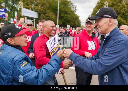 Belleville, États-Unis. 26 septembre 2023. Le président américain Joe Biden, à droite, frappe les travailleurs syndiqués lorsqu'il s'est joint à la ligne de piquetage des travailleurs Unis de l'automobile à l'extérieur du centre de distribution Willow Run de GM, le 26 septembre 2023, à Belleville, au Michigan. Biden est le premier président en exercice à se joindre à une ligne de piquetage pour soutenir les travailleurs syndiqués. Crédit : Adam Schultz/White House photo/Alamy Live News Banque D'Images