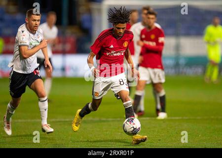 Ethan Williams #82 de Manchester United en possession du ballon lors du match du trophée EFL entre Bolton Wanderers et Manchester United au Toughsheet Stadium, Bolton, le mardi 26 septembre 2023. (Photo : Mike Morese | MI News) crédit : MI News & Sport / Alamy Live News Banque D'Images