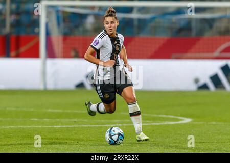 Bochum, Deutschland. 26 septembre 2023. Lena Oberdorf (GER, 6) ; Freisteller, Einzelbild, Aktion, action, 26.09.2023, Bochum (Deutschland), Fussball, UEFA Women's Nations League, Deutschland - Island, LES RÈGLEMENTS DFB/DFL INTERDISENT TOUTE UTILISATION DE PHOTOGRAPHIES COMME SÉQUENCES D'IMAGES ET/OU QUASI-VIDÉO. Crédit : dpa/Alamy Live News Banque D'Images