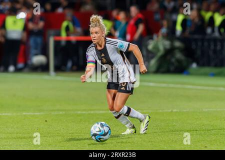 Bochum, Deutschland. 26 septembre 2023. Linda Dallmann (GER, 16) ; Freisteller, Einzelbild, Aktion, action, 26.09.2023, Bochum (Deutschland), Fussball, UEFA Women's Nations League, Deutschland - Island, LES RÈGLEMENTS DFB/DFL INTERDISENT TOUTE UTILISATION DE PHOTOGRAPHIES COMME SÉQUENCES D'IMAGES ET/OU QUASI-VIDÉO. Crédit : dpa/Alamy Live News Banque D'Images