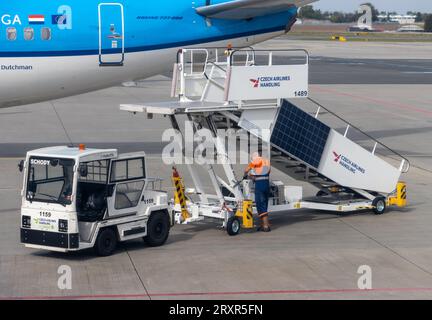 PRAGUE, TCHÉQUIE, SEP 18 2023, le personnel au sol de l'aéroport utilise les escaliers mobiles de l'avion Banque D'Images