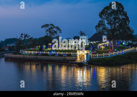 Vue nocturne du palais Astana dans la ville de Kuching, Sarawak, île de Bornéo, Malaisie Banque D'Images