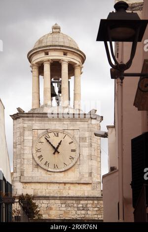 La tour de l'horloge de l'ancien Palazzo Comunale (né en 1819) à Locorotondo, Italie Banque D'Images