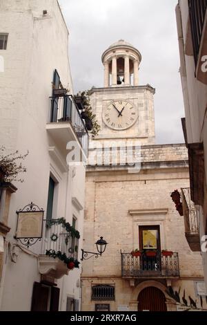 La tour de l'horloge de l'ancien Palazzo Comunale (né en 1819) à Locorotondo, Italie Banque D'Images