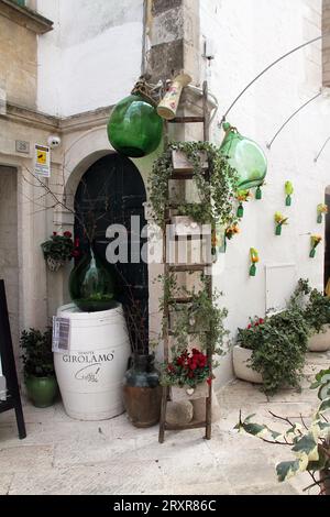 Décor extérieur d'un restaurant dans le centre historique de Locorotondo, Italie Banque D'Images