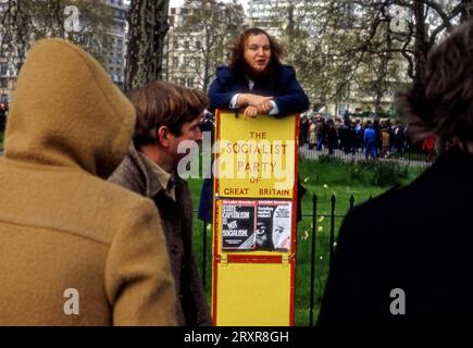Un homme parlant au nom du Parti socialiste à Speakers Corner à Hyde Park, Londres, Angleterre Banque D'Images