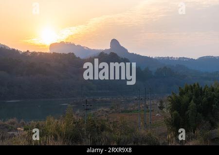 Formations rocheuses bordant la rivière à neuf courbes ou Jiuxi à Wuyishan ou région pittoresque du mont wuyi à Wuyi en Chine dans la province de fujian pendant le coucher du soleil Banque D'Images