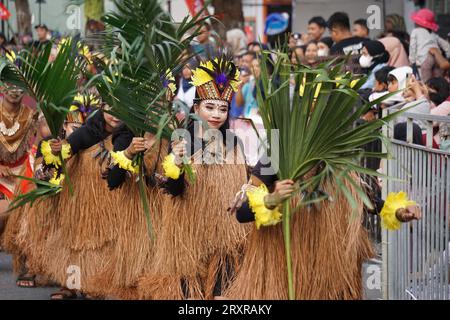 Danse Pangkur sagu de papouasie au BEN Carnival. Cette danse dépeint les activités du peuple papous qui se préparent à récolter le sagou Banque D'Images