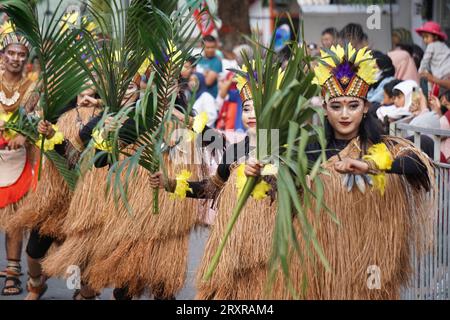 Danse Pangkur sagu de papouasie au BEN Carnival. Cette danse dépeint les activités du peuple papous qui se préparent à récolter le sagou Banque D'Images