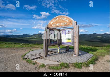 Panneau cercle Arctique sur la route Dempster vers l'océan Arctique au nord de Dawson City, Territoires du Nord-Ouest, Canada Banque D'Images