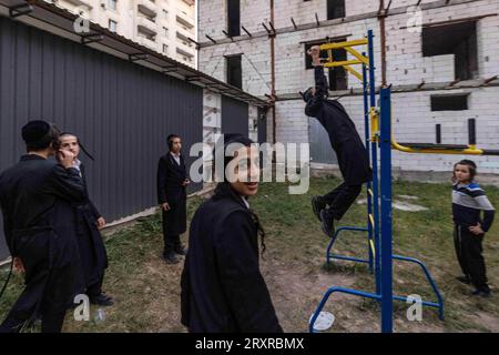 Uman, Ukraine. 12 septembre 2023. Garçons juifs sur une structure d'exercice en plein air à Uman pendant le pèlerinage annuel à la tombe du rabbin Nachman, pour célébrer Rosh Hashanah. (Image de crédit : © Svet Jacqueline/ZUMA Press Wire) USAGE ÉDITORIAL SEULEMENT! Non destiné à UN USAGE commercial ! Banque D'Images