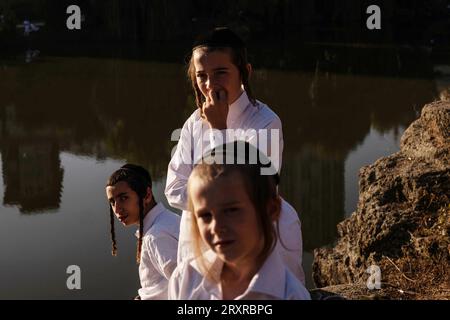 Uman, Ukraine. 17 septembre 2023. Jeunes garçons juifs près d'un lac pendant le pèlerinage annuel à la tombe du rabbin Nachman à Uman, pour célébrer Rosh Hashanah. (Image de crédit : © Svet Jacqueline/ZUMA Press Wire) USAGE ÉDITORIAL SEULEMENT! Non destiné à UN USAGE commercial ! Banque D'Images